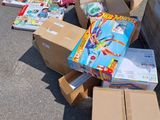 de nombreuses boîtes de jouets posées par terre à côté d'une voiture