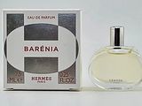 l'image d'un flacon de parfum à côté d'une boîte de parfum