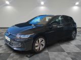 une Volkswagen e-Golf noire garée sur un sol à damier