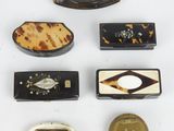 de nombreux bijoux variés posés sur un fond blanc