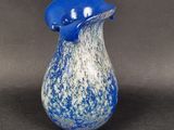 un vase bleu et blanc posé sur une table