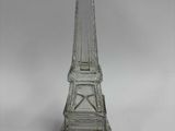 Vase en forme de Tour Eiffel en verre transparent sur fond blanc