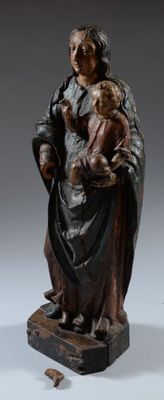 statue d'une femme tenant un enfant dans ses bras