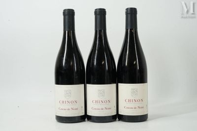 trois bouteilles de vin sont alignées sur une surface blanche