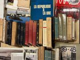 beaucoup de livres posés sur une table avec des images dessus