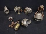 de nombreux modèles différents de lampes anciennes posées sur un fond noir