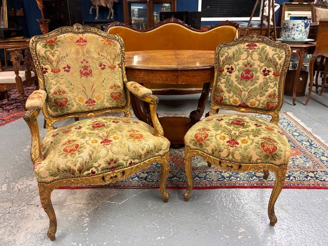 Fauteuil et chaise à dossiers plat en bois doré de style Louis XV...