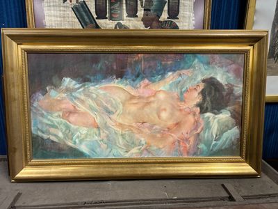 un tableau représentant une femme allongée sur un lit dans une chambre