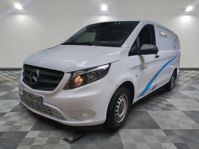 la camionnette blanche est garée dans une grande pièce au sol en damier