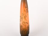 un vase en verre avec un motif floral