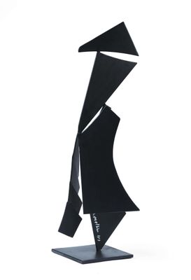 sculpture en métal noir représentant un homme en costume-cravate, posée sur un socle