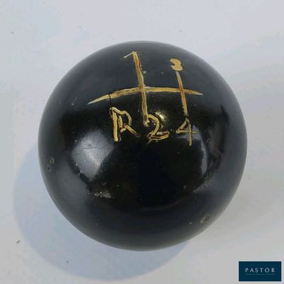 une boule noire avec une inscription dorée dessus