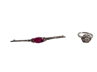 BROCHE en argent ornée d'une pierre rouge et une BAGUE en ar…