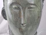 sculpture représentant la tête d'une femme sur fond blanc