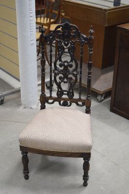 une chaise qui se trouve au milieu d'une pièce