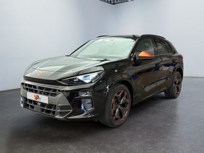 Un SUV noir est garé dans une grande pièce au sol noir.