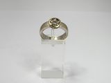 un gros plan d'une bague en or avec une pierre au centre
