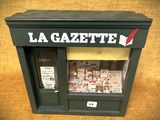 une photo d'une devanture de magasin avec une enseigne dessus