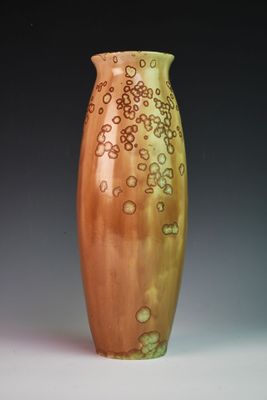 un vase posé sur une surface blanche