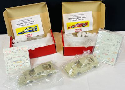 deux boîtes de petites voitures posées sur une table