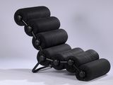 une image représentant un fauteuil et un repose-pieds en cuir noir sur fond blanc