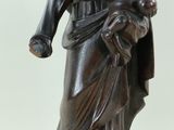 statue d'une femme tenant un enfant dans ses bras