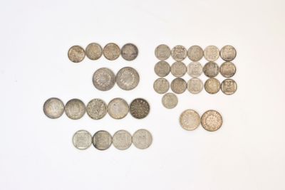 une multitude de pièces disposées de manière à former le mot « e »