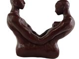 statue représentant un homme et une femme se tenant la main sur fond blanc
