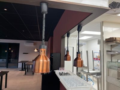 une image d'une cuisine avec beaucoup d'espace de travail