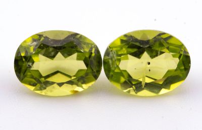 paire de deux péridotites vertes de taille ovale