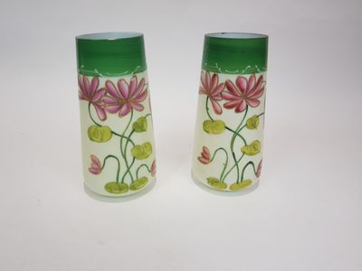 deux salières et poivrières vertes et blanches ornées de fleurs roses