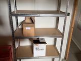 une étagère sur laquelle sont posées des boîtes, dans une pièce