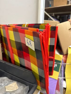 une pile de cartons posés sur une table