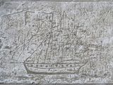 une photo d'une plaque en pierre sur laquelle figure un bateau