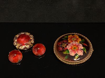 Lot de deux broches et paire de boucles d’oreille émaillé Li…
