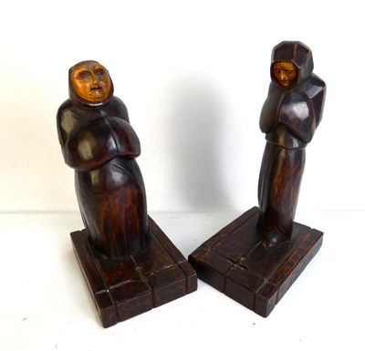deux figurines en bois représentant un homme et une femme se tenant la main