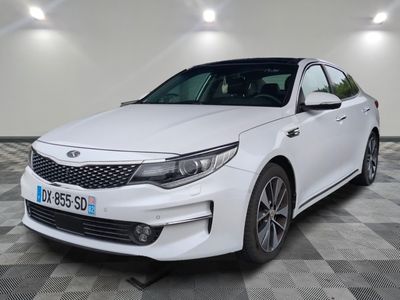 la voiture blanche est garée sur un sol en damier dans le garage