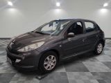la photo d'une voiture grise garée dans un garage
