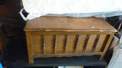 une boîte en bois posée sur une table noire