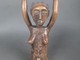 figurine en bronze représentant un homme les mains levées vers le ciel