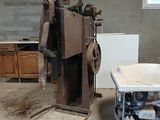 une machine placée au milieu d'une pièce