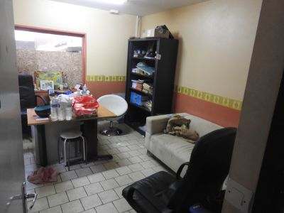 Contenu du bureau, bureau mélaniné brun, photocopieur couleu…