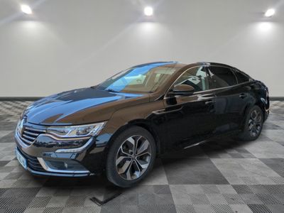 une voiture noire est garée sur le sol en damier d'un garage