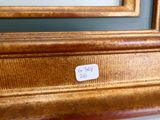 une photo d'un tableau accroché au mur, avec une étiquette indiquant son prix