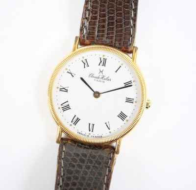gros plan d'une montre-bracelet avec des chiffres romains