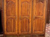 une armoire en bois posée sur un parquet