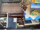 une pile de livres posée sur une table