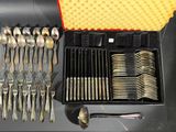 une boîte d'argenterie et un coffret de cuillères