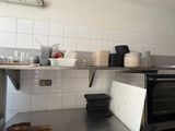 une cuisine équipée d'une cuisinière, d'un micro-ondes et d'un lave-vaisselle