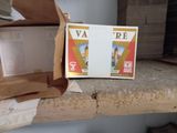 un paquet de cigarettes posé sur un comptoir à côté d'un autre paquet de cigarettes